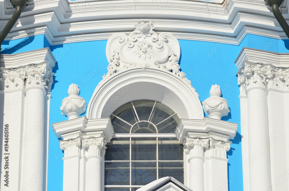 Санкт-Петербург. Смольный собор солнечным днем, элементы декора