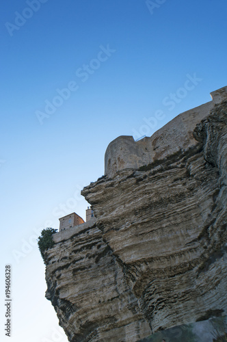 Corsica, 05/09/2017: lo skyline della Cittadella di Bonifacio, la città all'estremità meridionale dell'isola, costruita sulla cima di bianche scogliere calcaree di fronte allo Stretto di Bonifacio © Naeblys