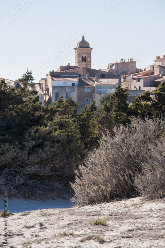 Corsica, 05/09/2017: lo skyline di Bonifacio visto dal sentiero del parco internazionale delle Bocche di Bonifacio, riserva naturale dal 1993 sulle scogliere bianche dello Stretto di Bonifacio