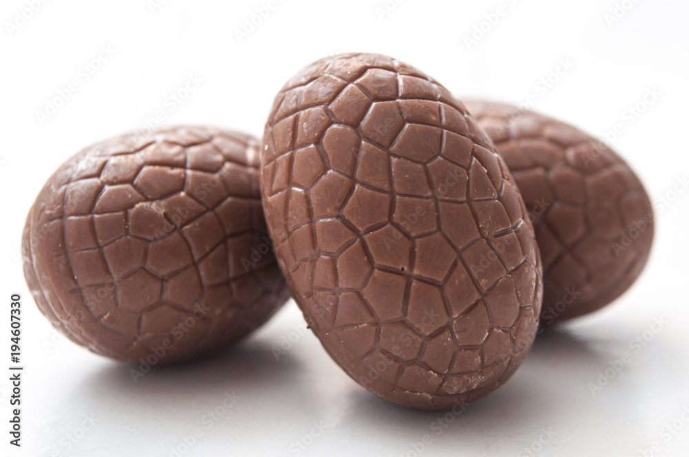 Oeufs de pâques en chocolat sur fond blanc Oeufs de pâques en chocolat sur fond blanc