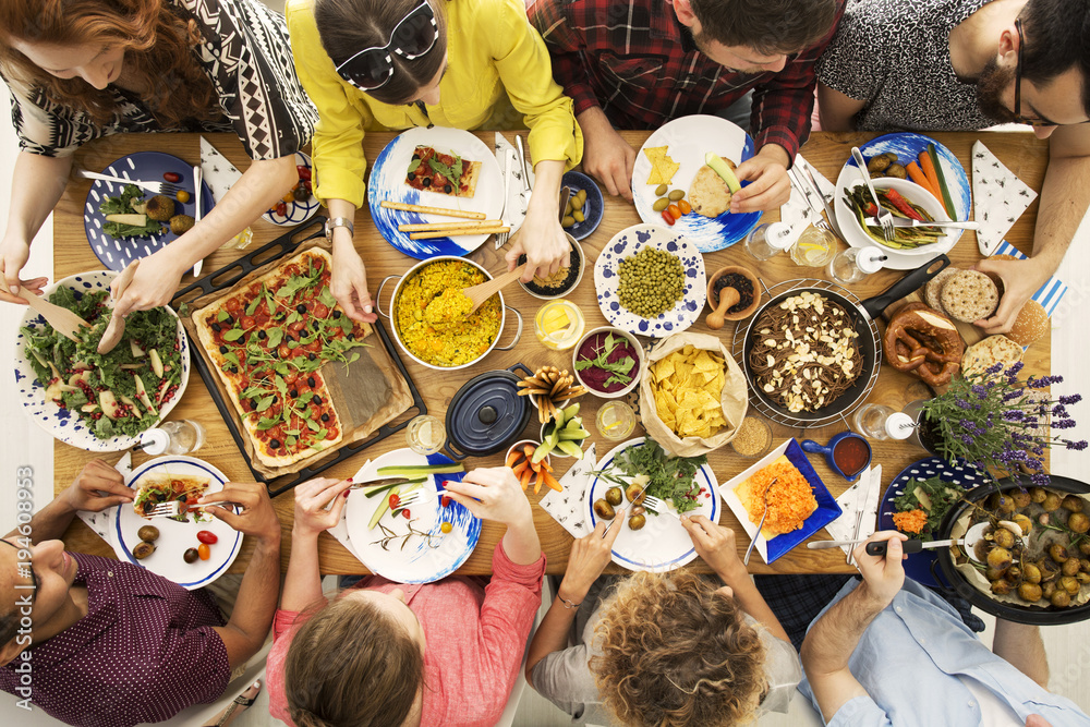 Vegan friends eating healthy dinner - obrazy, fototapety, plakaty 