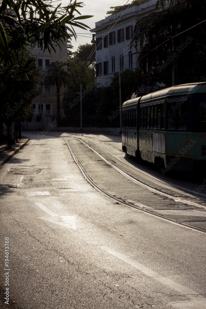 strada di roma con rotaie e tram