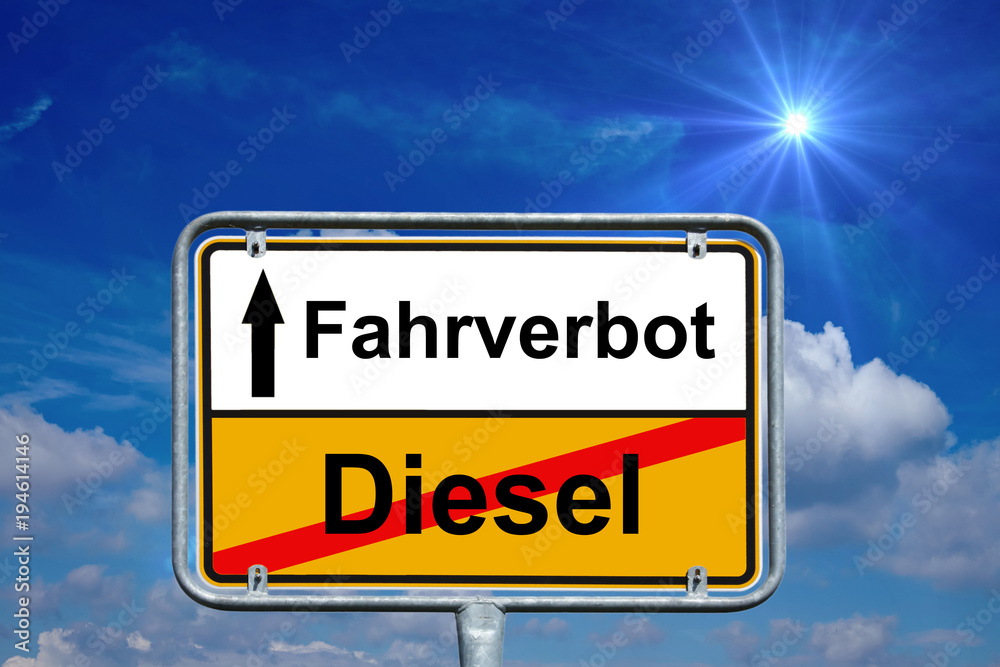 Fahrverbot / Ortsschild mit den Worten Diesel und Fahrverbot Fahrverbot / Ortsschild mit den Worten Diesel und Fahrverbot