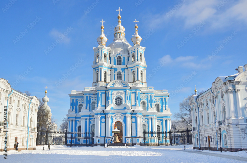Россия, Санкт-Петербург. Смольный собор в солнечный зимний день Stock-Foto | Adobe Stock