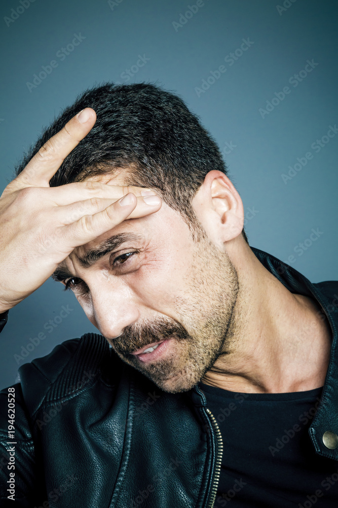 Obraz premium Young handsome man suffering from headache
