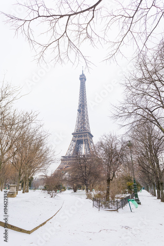 Fototapeta Naklejka Na Ścianę i Meble -  Paris under the snow MArch 1st 2018