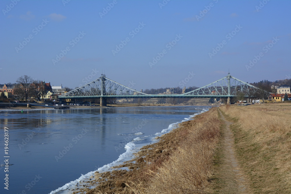 Fototapeta premium Blick zum Blauen Wunder in Dresden