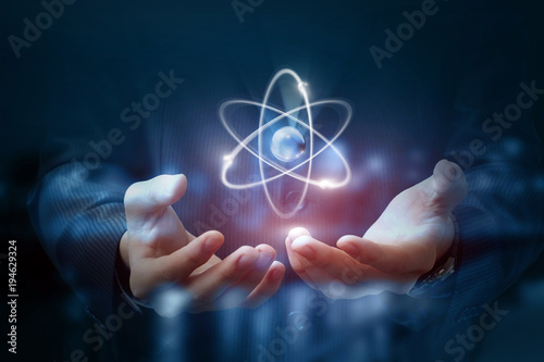 Foto Hands shows the atom .