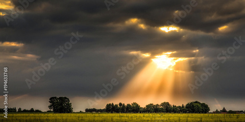 фотографія Sonnenschein bricht durch dunkle Wolken