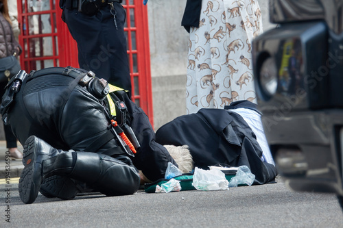 The policeman of London saves the life of an elderly man who was hit by a motorcycle