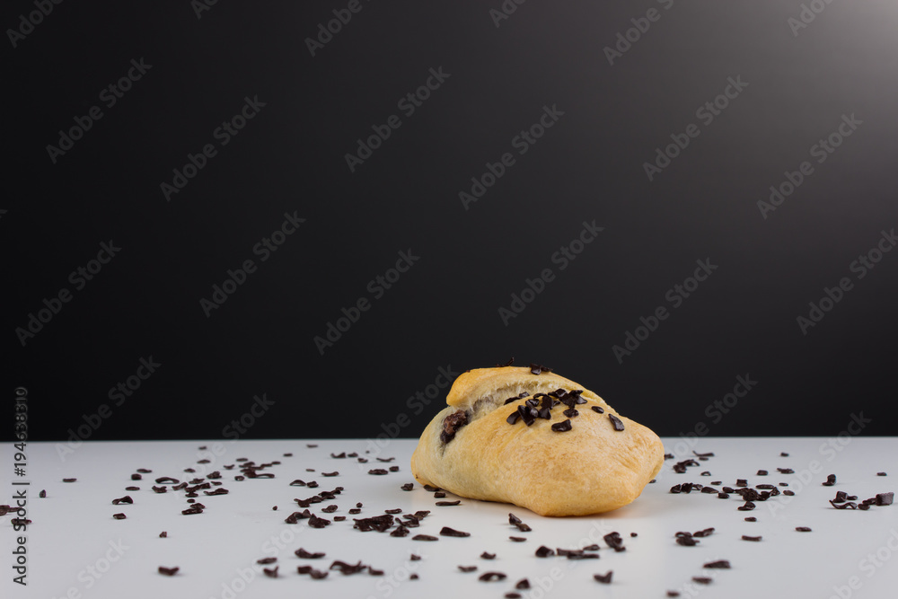 Foto de kleines süßes Schokoladen Croissant Hörnchen Gebäck mit ...