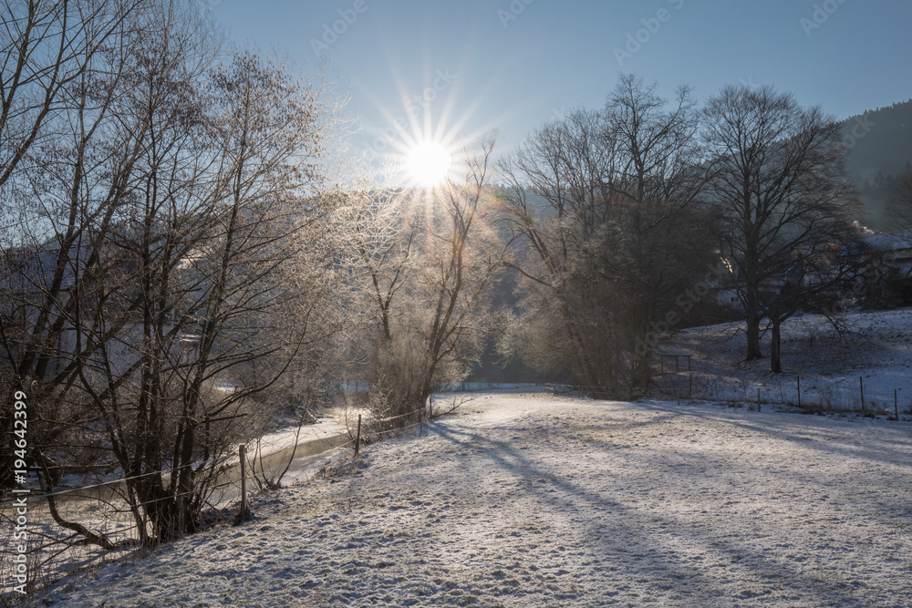 Sonnenaufgang am Fluss im Winter Sonnenaufgang am Fluss im Winter