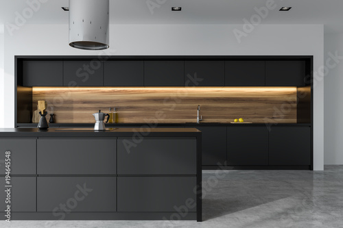 Foto Front view of a black and wooden kitchen