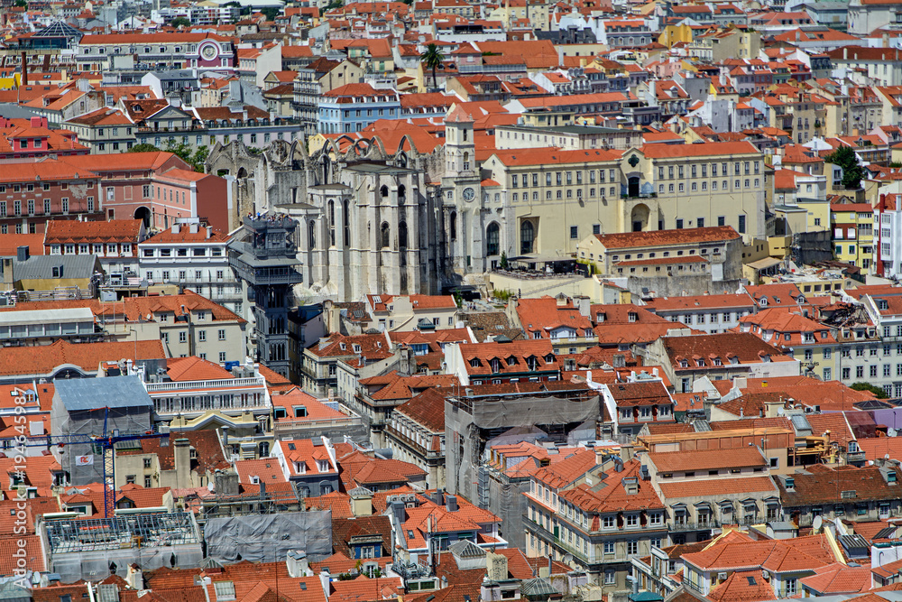 Dächer von Lissabon mit dem Convento do Carmo
