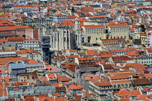 Dächer von Lissabon mit dem Convento do Carmo