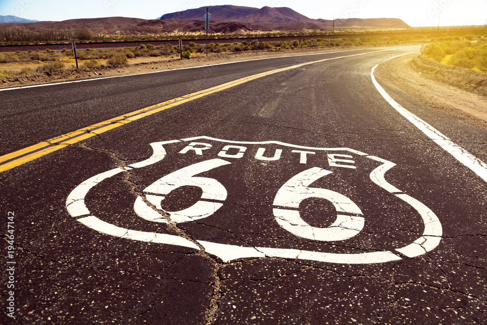 Photographie Iconic Route 66 sign in American desert land - Acheter-le sur  Europosters.fr