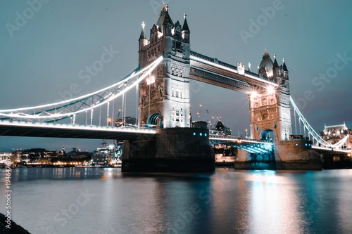 Obraz inna perspektywa Tower Bridge w Londynie, kultowego i znanego na całym świecie mostu strzelanego między zachodem a wieczorem