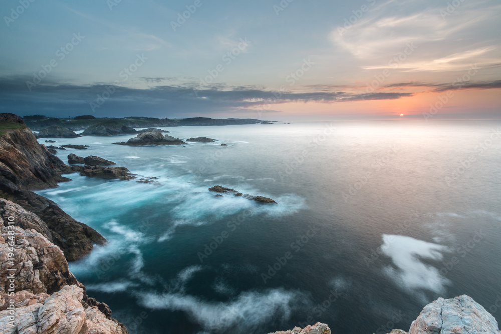 the sunsets in the sea of the coasts and beaches of Galicia and Asturias have nothing to envy to other parts of the world, where the spectacular colors of the clouds, rainbows, rays of light, natural 