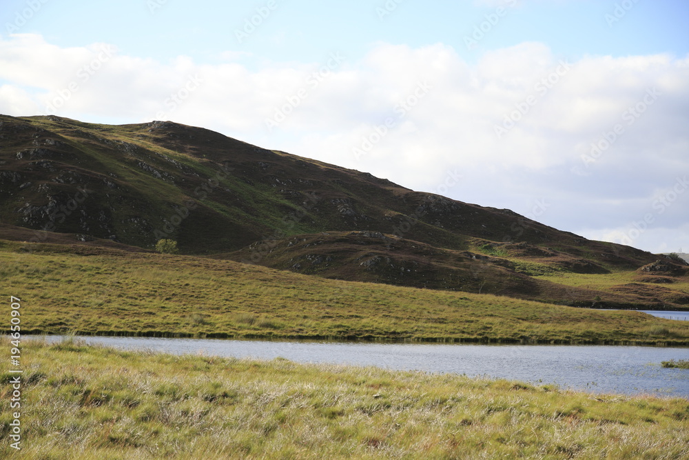 Hügel am Wasser in den Highlands, Hochland von Schottland, in der Nähe von Loch Ness 