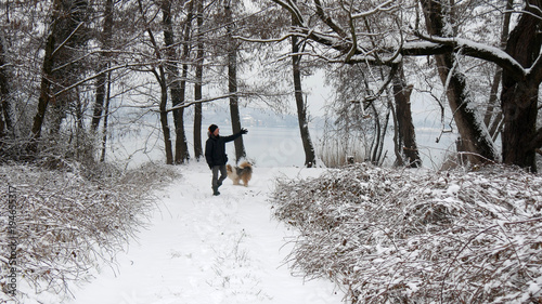 Passeggiata con il cane sulla neve © Paolo Goglio