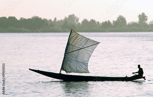 Promenade en bateau à voile sur le fleuve Sénégal, soleil couchant, vers saint Louis, sénégal photo