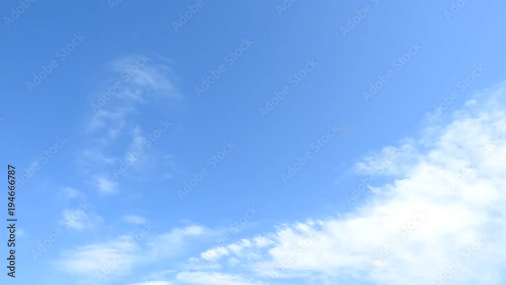 さわやかな青空、春、薄雲流れる、左下へ。タイムラプス動画 さわやかな青空、春、薄雲流れる、左下へ。タイムラプス動画