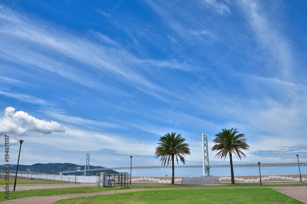マリンピア神戸と明石海峡大橋