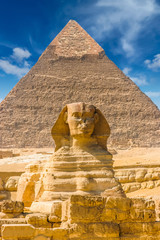 Fototapete Ägypten Ägyptische Sphinx. Kairo. Gizeh. Ägypten. Reise-Hintergrund. Architektonisches Denkmal. Die Gräber der Pharaonen. Urlaub Urlaub Hintergrundbild  © Anton Belo