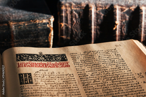 Fotografie antique open book Bible in cyrillic religion christian faith