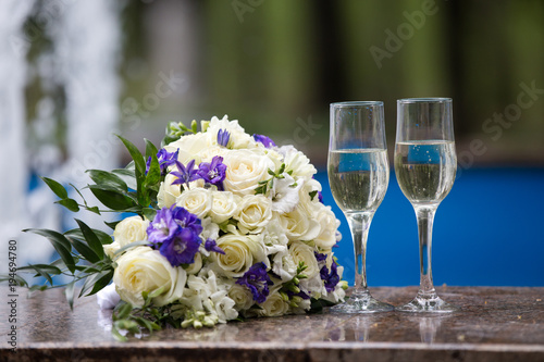 бокалы с шампанским и свадебный букет