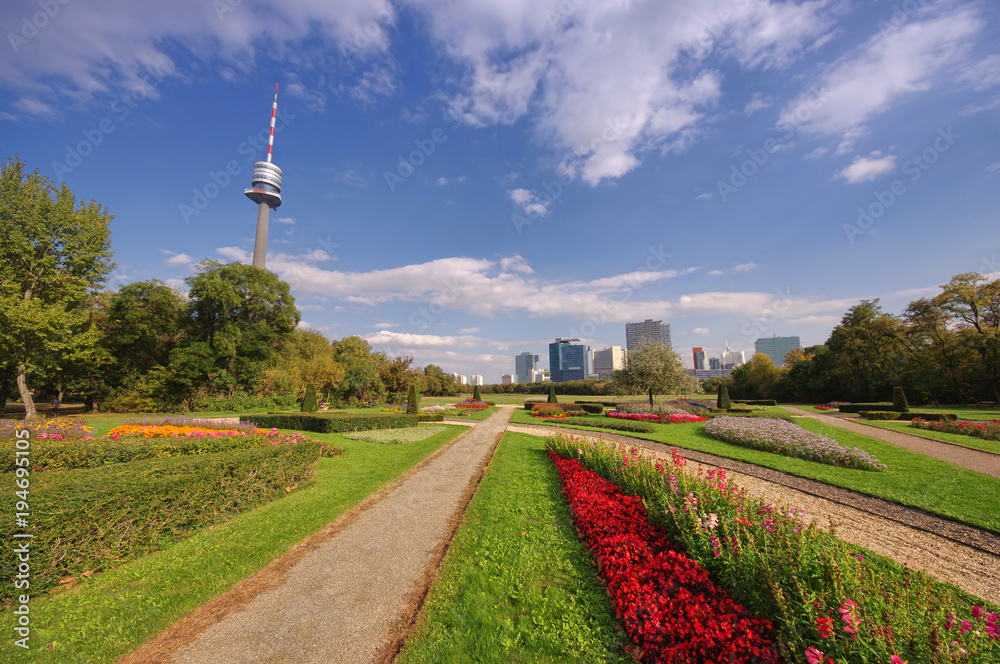 Obraz premium Vienna city and Danube Park with flowers