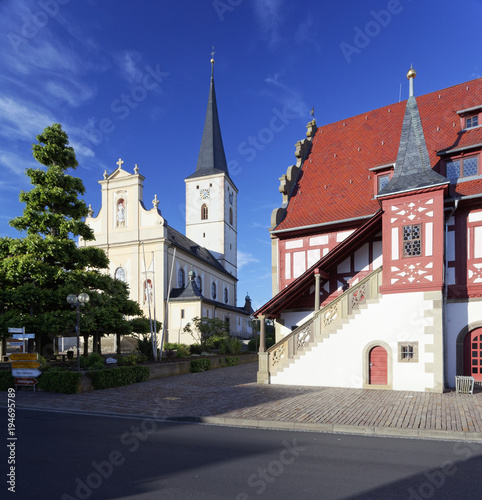 Rathaus und Kirche in Grettstadt, Landkreis Schweinfurt, Unterfranken, Bayern, Deutschland