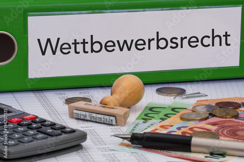 Aktenordner (grün) mit Beschriftung Wettbewerbsrecht