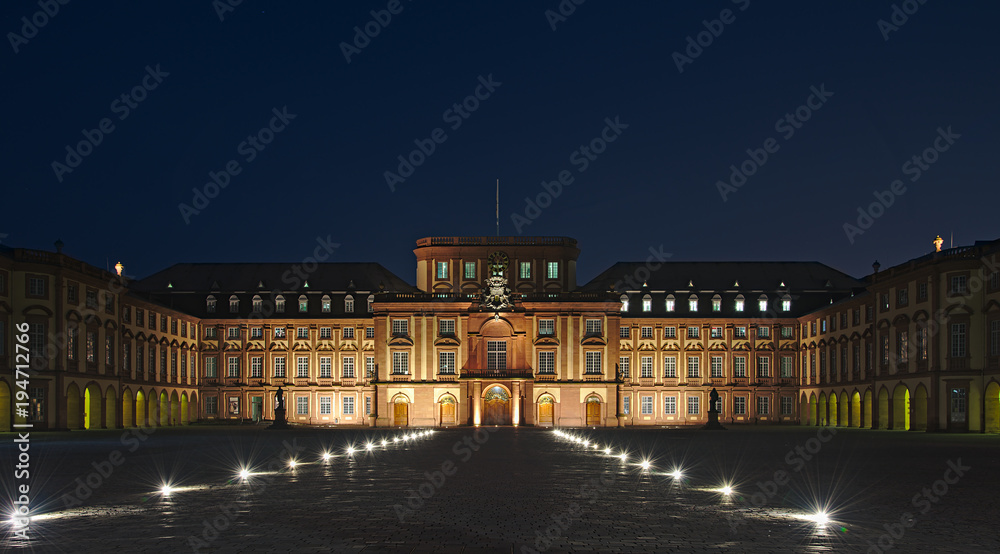 Mannheimer Schloss in der Nacht