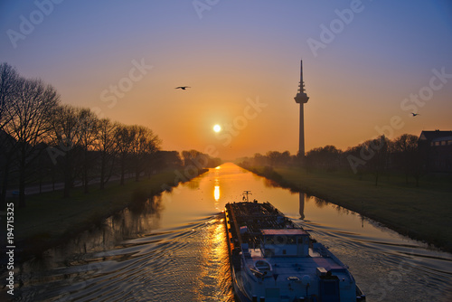 Sonnenaufgang mit Schiff und Möve am Neckar