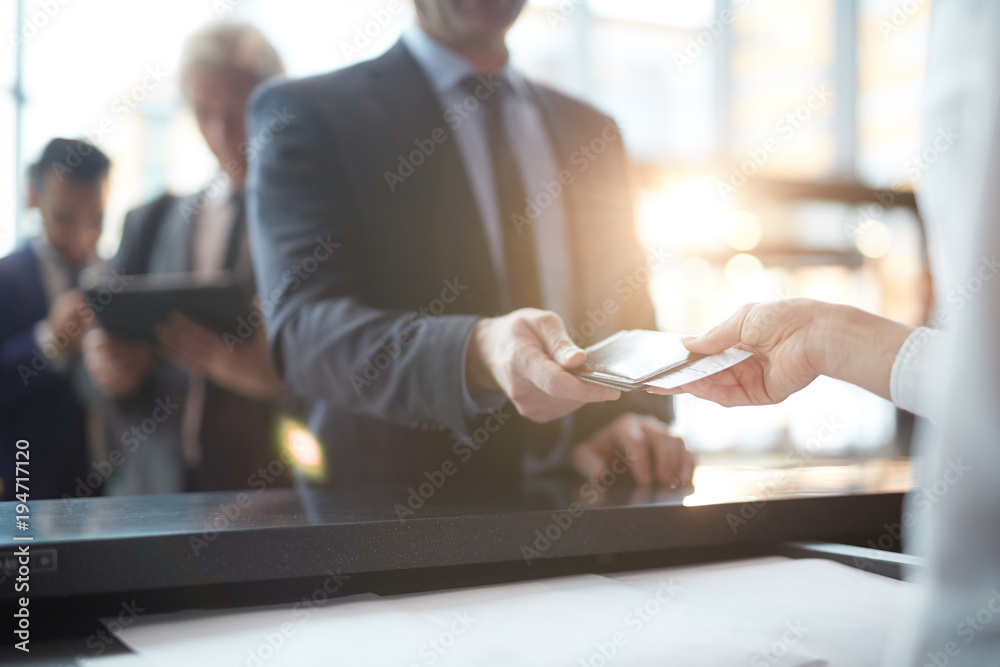 Ταπετσαρία Businessman taking back his passport and ticket from hand of administrator after