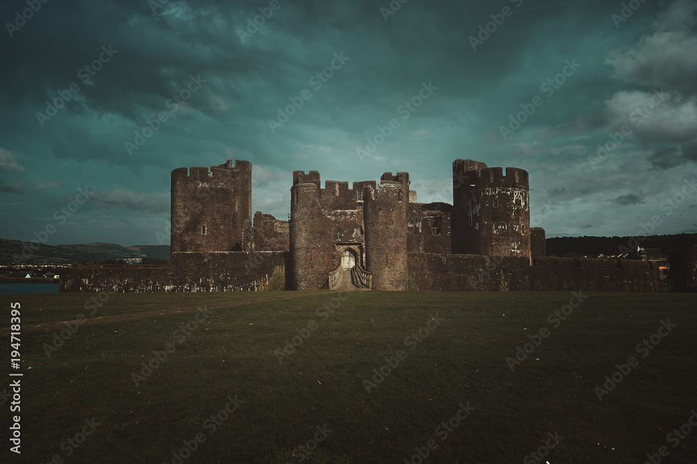 Obraz premium Caerphilley castle with cloudy sky