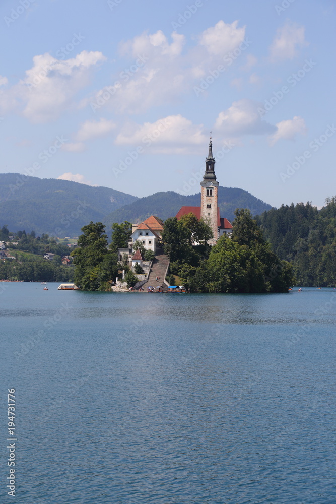 Jezioro Bled Słowenia. Piękne górskie jezioro z zamkiem na skale i kościołem.