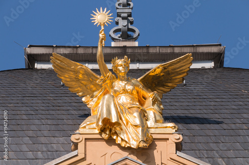 Tableau sur toile View of the Genius on Sphinx (Goddess of Truth ) on the roof of Theater Gera