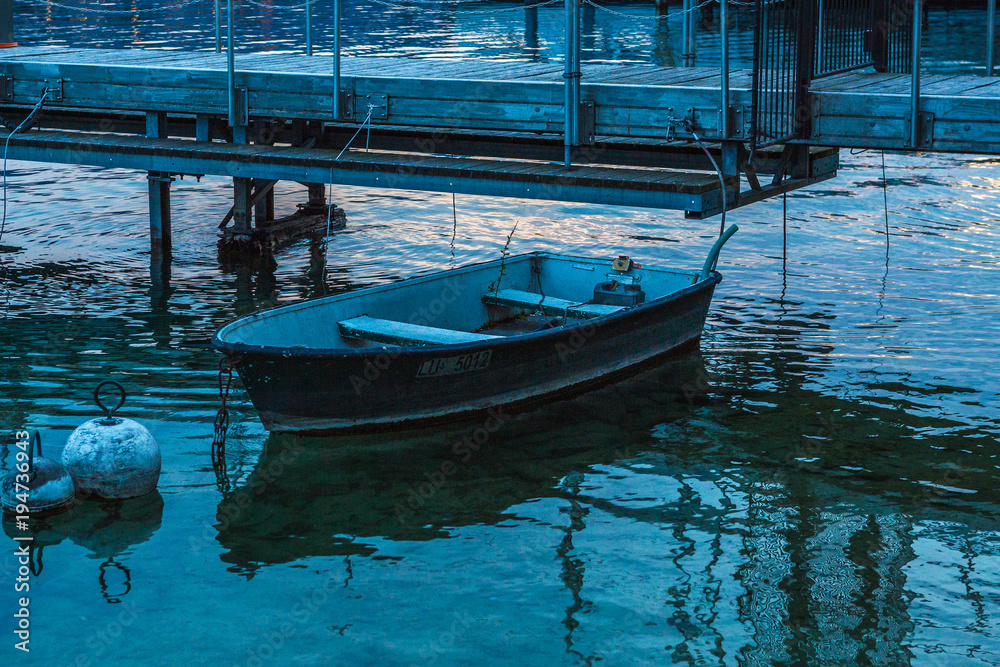 Obraz premium Verlassenes Ruderboot auf dem See