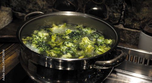 Cottura dei broccoli in pentola d'acciaio inox