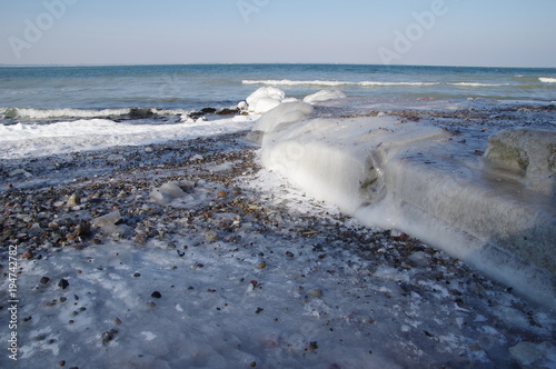 Ostseeufer mit Eis bedeckt photo