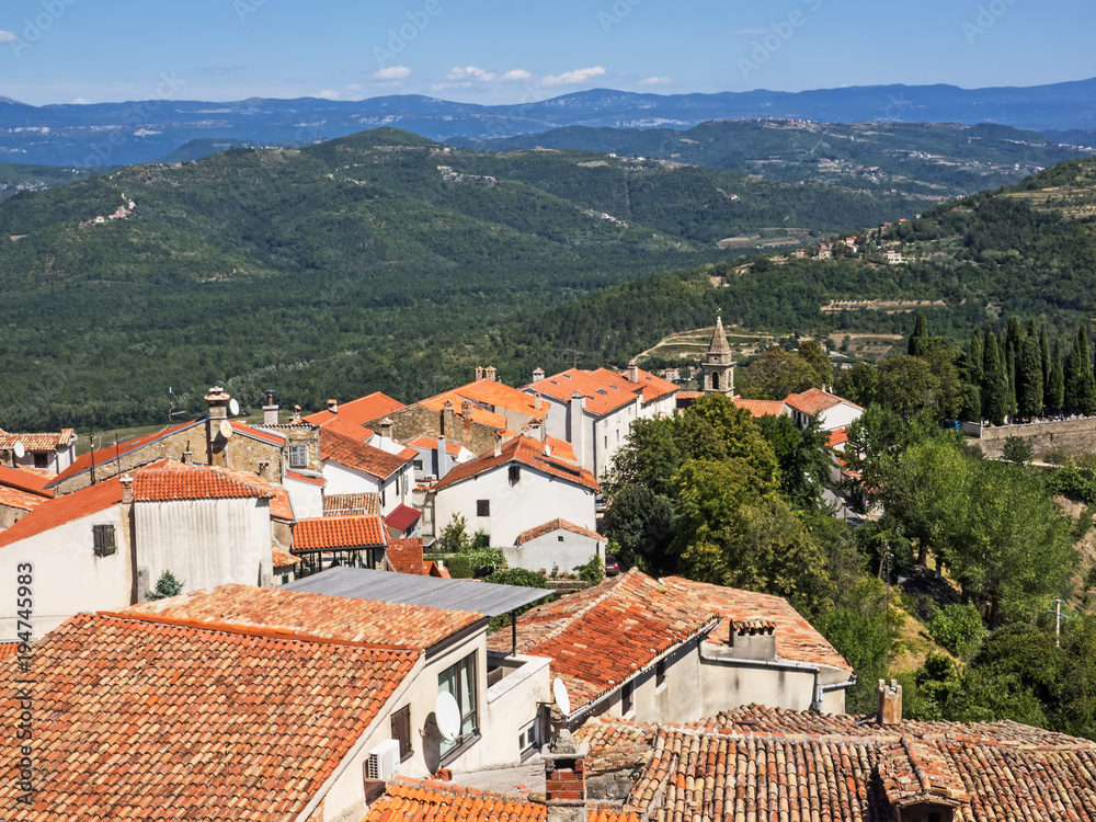 Luftaufnahme der Stadt Motovun in Istrien, Kroatien, und der umliegenden Landschaft
