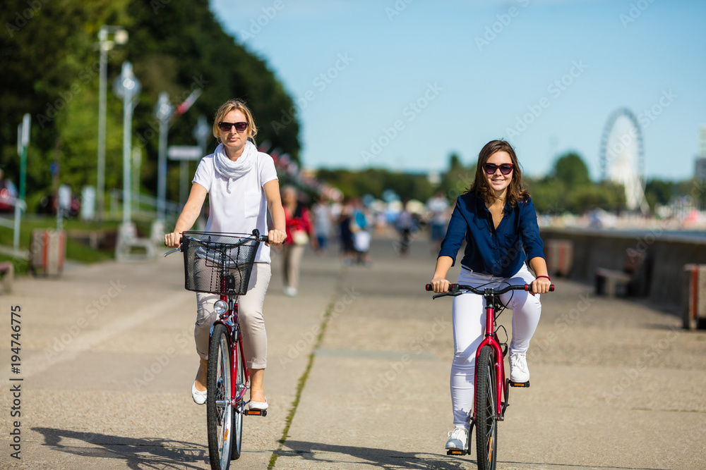 Obraz premium Women biking in city