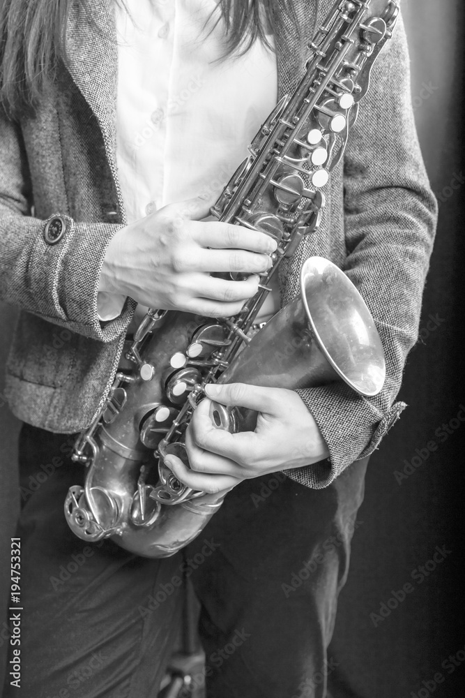 Obraz premium saxophone in girlish hands