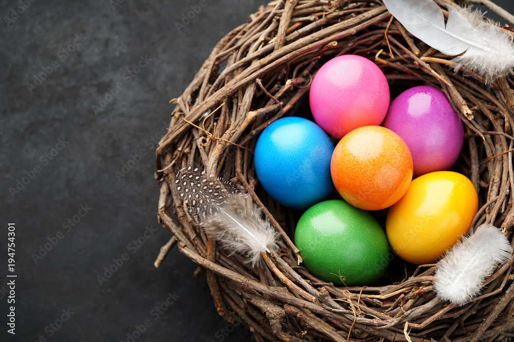 Osternest vor schwarzem Hintergrund Osternest vor schwarzem Hintergrund