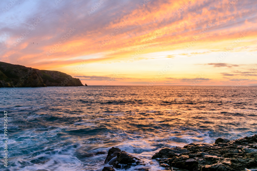 Obraz premium sunset over rocky sea