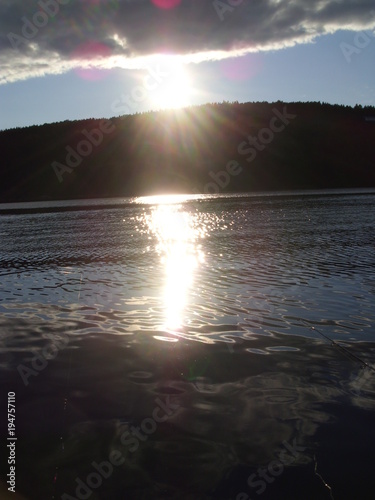 Sonnenstrahlen am Fjord in Norwegen