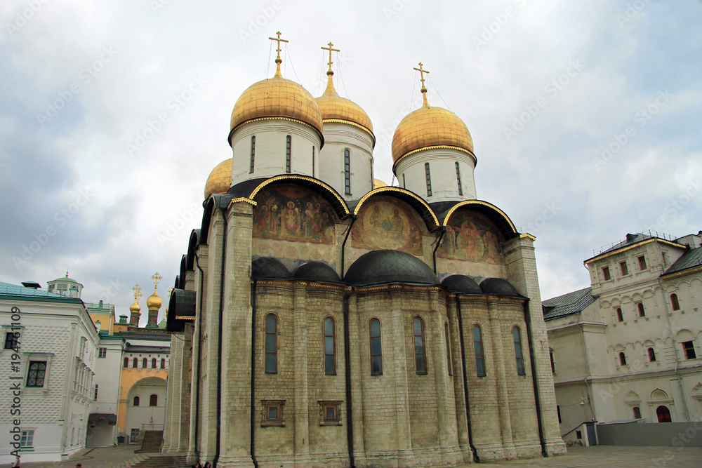Obraz premium Moscow Kremlin fortress and Kremlin Cathedral inside an autumn time