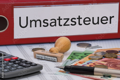 Aktenordner (rot) mit Beschriftung Umsatzsteuer